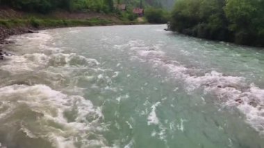 Kafkasya 'nın pitoresk vadisindeki dağ nehrinin güzel manzarası. Kuzey Kafkasya 'nın manzarası ve doğası. Rusya 'da seyahat