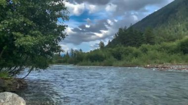 Kafkasya 'nın pitoresk vadisindeki dağ nehrinin güzel manzarası. Kuzey Kafkasya 'nın manzarası ve doğası. Rusya 'da seyahat