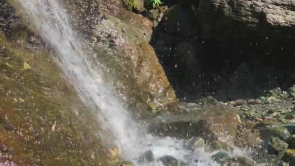 高加索峡谷山岩上的一个美丽的瀑布 北高加索地区的景观和性质 在俄罗斯旅行 — 图库视频影像