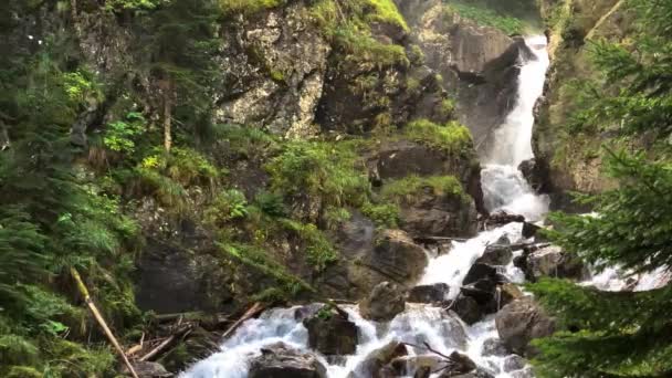 Piękny Wodospad Skałach Górskich Kaukazie Krajobraz Charakter Północnego Kaukazu Podróżowanie — Wideo stockowe