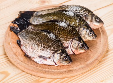 Kesme tahtasındaki taze balık