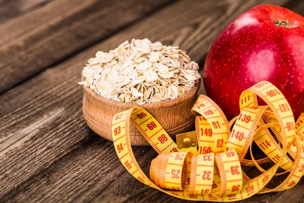 Sağlıklı kase müsli, elma, meyve, fındık ve bir nutrit için süt