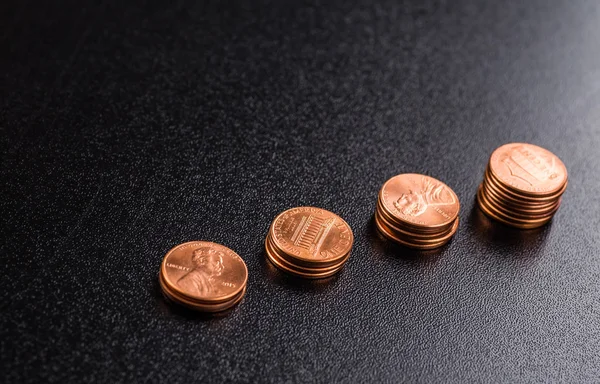 Tasarruf Paralarında Büyüyen Bitki - Yatırım ve İlgi Konsepti