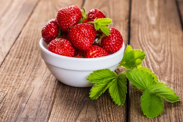 ahşap masa üzerinde olgun çilek