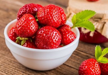 ahşap masa üzerinde olgun çilek