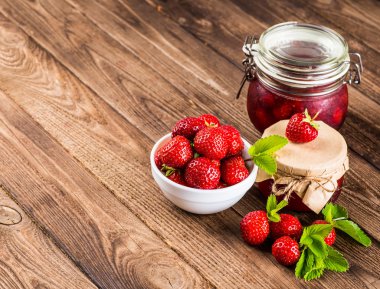 ahşap masa üzerinde olgun çilek