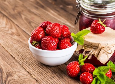 ahşap masa üzerinde olgun çilek