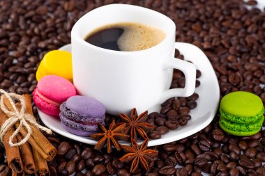 Beyaz arka planda kahve fincanı ve fasulye..