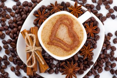 Beyaz arka planda kahve fincanı ve fasulye..