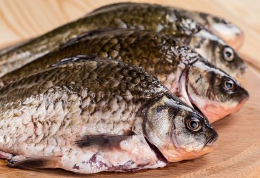 Kesme tahtasındaki taze balık