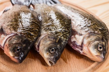 Kesme tahtasındaki taze balık