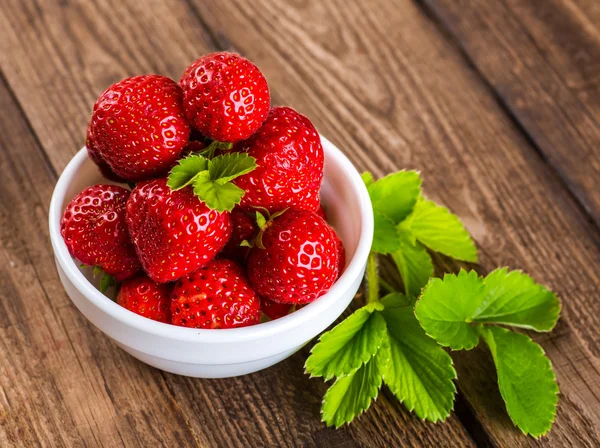 ahşap masa üzerinde olgun çilek