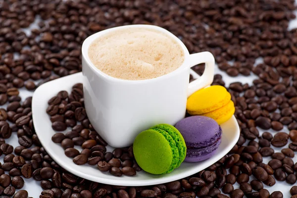 Kaffeetasse und Bohnen auf weißem Hintergrund. — Stockfoto