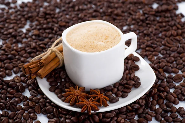 Tasse de café et haricots sur un fond blanc. — Photo