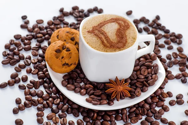 Beyaz arka planda kahve fincanı ve fasulye..