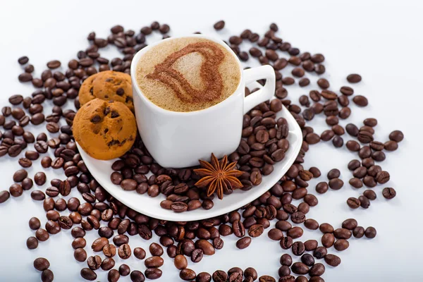 Beyaz arka planda kahve fincanı ve fasulye..