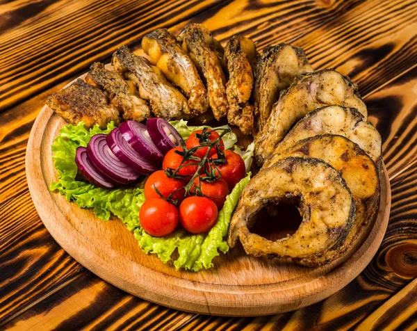 Sazan ekmek kırıntısı ve baharat biftek. Pişmiş balık