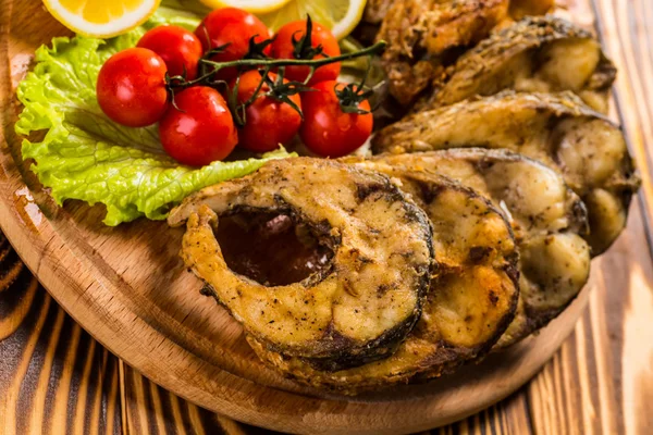 Sazan ekmek kırıntısı ve baharat biftek. Pişmiş balık