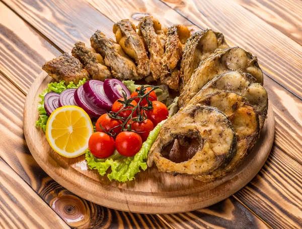 Sazan ekmek kırıntısı ve baharat biftek. Pişmiş balık