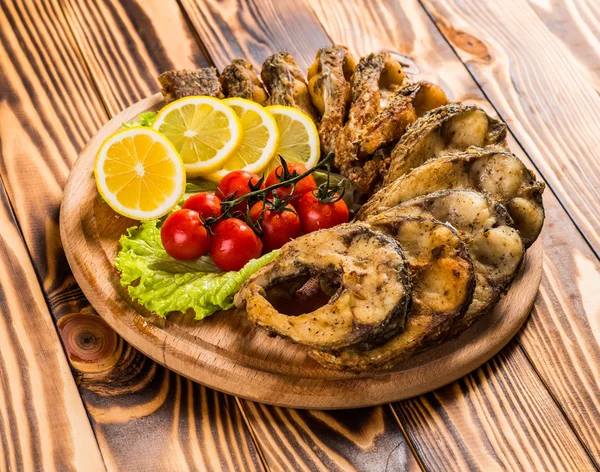 Sazan ekmek kırıntısı ve baharat biftek. Pişmiş balık