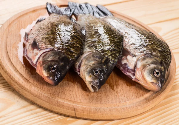 Kesme tahtasındaki taze balık