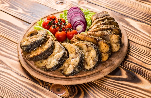 Bistecche di carpa in briciole di pane e spezie. Pesce cotto — Foto Stock