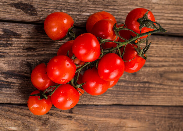 Свежие помидоры на деревянном фоне
