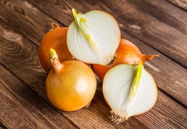 rustik ahşap arka plan üzerinde renkli soğan