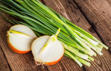 rustik ahşap arka plan üzerinde renkli soğan