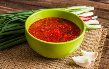 Ukraynalı pancar çorbası - pancar çorbası, peçeteye ahşap backgrou üzerinde