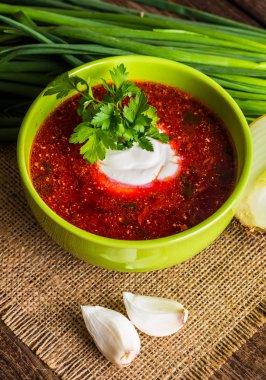 Ukraynalı pancar çorbası - pancar çorbası, peçeteye ahşap backgrou üzerinde