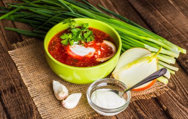 Ukraynalı pancar çorbası - pancar çorbası, peçeteye ahşap backgrou üzerinde