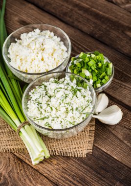 Kase vintage ahşap zemin üzerine ev yapımı lor