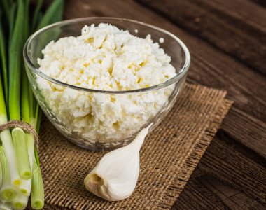 Kase vintage ahşap zemin üzerine ev yapımı lor