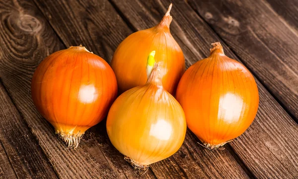 rustik ahşap arka plan üzerinde renkli soğan