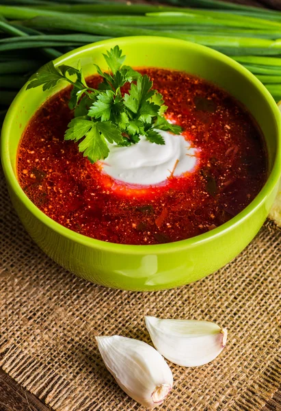 Ukraynalı pancar çorbası - pancar çorbası, peçeteye ahşap backgrou üzerinde