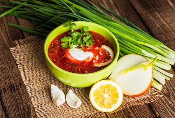 Ukraynalı pancar çorbası - pancar çorbası, peçeteye ahşap backgrou üzerinde