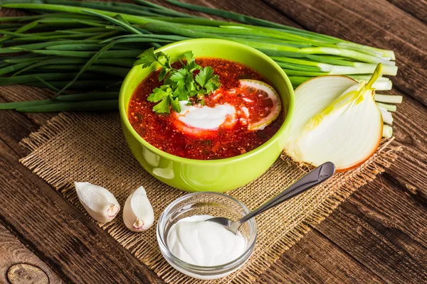 Ukraynalı pancar çorbası - pancar çorbası, peçeteye ahşap backgrou üzerinde