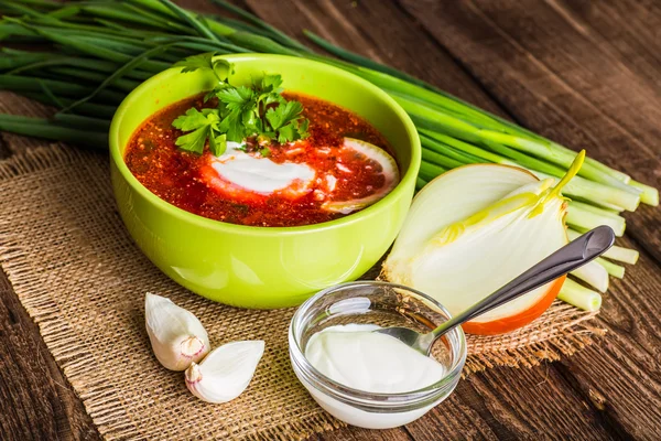 Ukraynalı pancar çorbası - pancar çorbası, peçeteye ahşap backgrou üzerinde