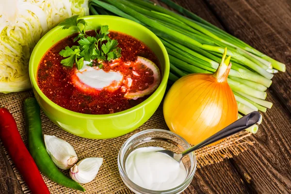 Ukraynalı pancar çorbası - pancar çorbası, peçeteye ahşap backgrou üzerinde