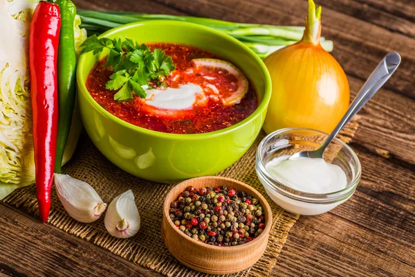 Ukraynalı pancar çorbası - pancar çorbası, peçeteye ahşap backgrou üzerinde