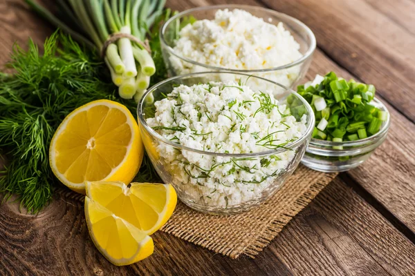 Kase vintage ahşap zemin üzerine ev yapımı lor