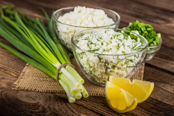 Kase vintage ahşap zemin üzerine ev yapımı lor