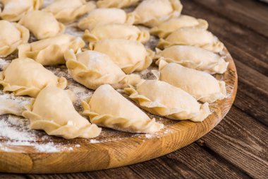 Pierogy, Masa, ahşap bir masaya yapma kesme heykeltraşlık. 
