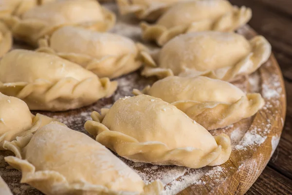 Pierogy, Masa, ahşap bir masaya yapma kesme heykeltraşlık. 
