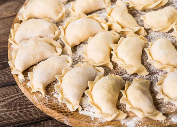 Pierogy, Masa, ahşap bir masaya yapma kesme heykeltraşlık. 