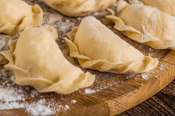 Pierogy, Masa, ahşap bir masaya yapma kesme heykeltraşlık. 