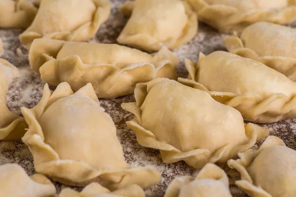 Pierogy, Masa, ahşap bir masaya yapma kesme heykeltraşlık. — Stok fotoğraf