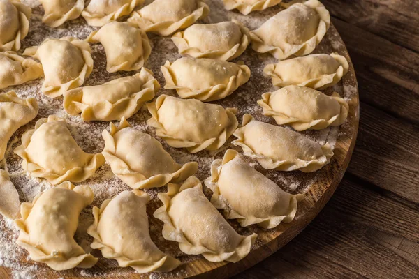 Pierogy, Masa, ahşap bir masaya yapma kesme heykeltraşlık. 