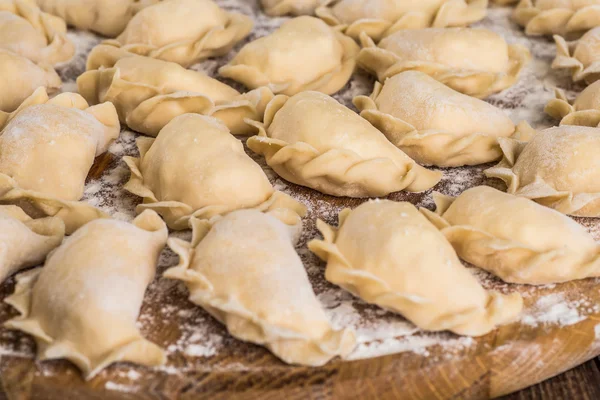 Pierogy, Masa, ahşap bir masaya yapma kesme heykeltraşlık. 